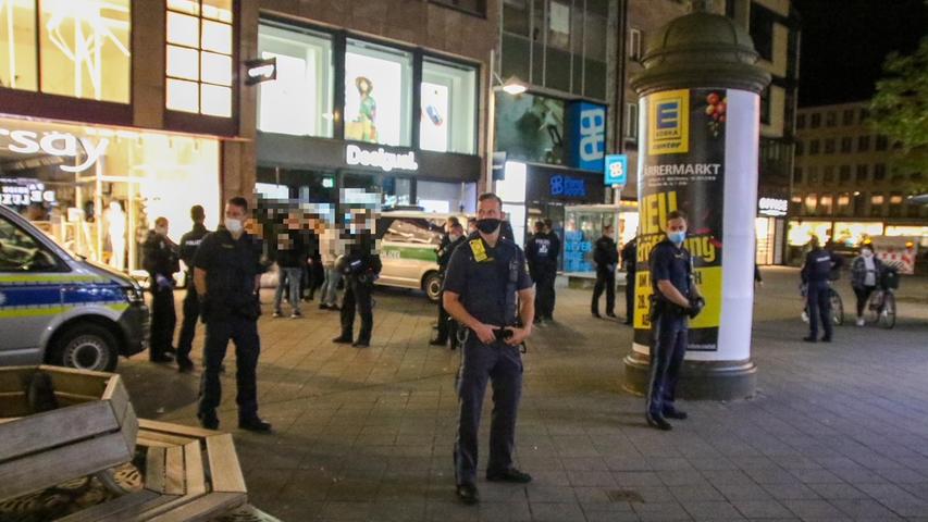 Menschenmasse läuft brüllend ohne Masken durch Nürnberg: Polizei rückt an
