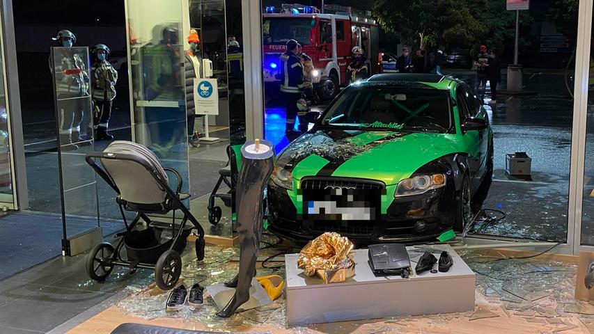 Forchheim: Auto kracht in Schaufenster - junge Frau schwer verletzt