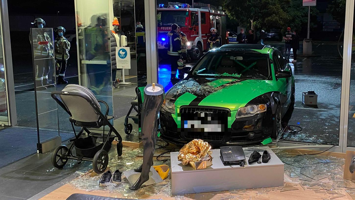 Ein Audi durchbrach am Donnerstagabend in Forchheim eine Schaufensterscheibe und erfasste eine Frau. 