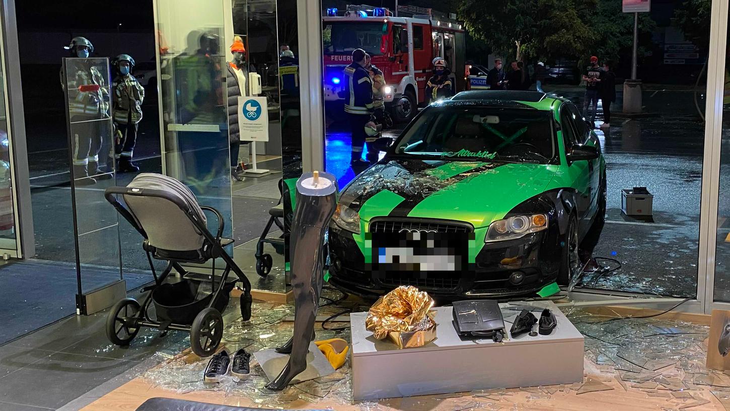 Ein Audi durchbrach am Donnerstagabend in Forchheim eine Schaufensterscheibe und erfasste eine Frau. Ein Audi durchbrach am Donnerstagabend in Forchheim eine Schaufensterscheibe und erfasste eine Frau.