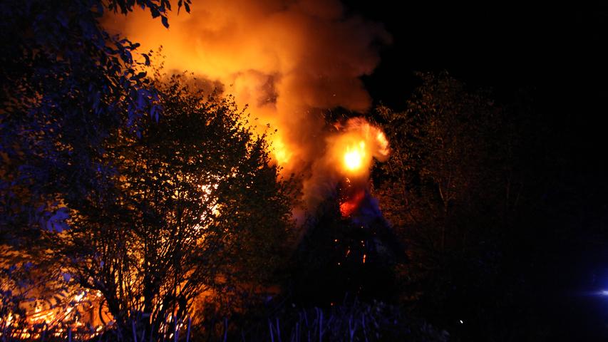 Meterhohe Flammen: Nebengebäude eines Gutshofs brannte