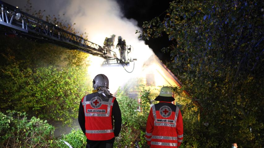 Meterhohe Flammen: Nebengebäude eines Gutshofs brannte