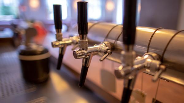 Ebenfalls Mitte März werden nach und nach Kitas und Schulen geschlossen, am 16. März 2020 machen bis auf wenige Ausnahmen Geschäfte und öffentliche Einrichtungen zu. Für Treffen von Privatpersonen gelten weitreichende Kontaktbeschränkungen, im öffentlich Raum darf man sich nur in begründeten Fällen aufhalten. Deutschland geht in den Lockdown.