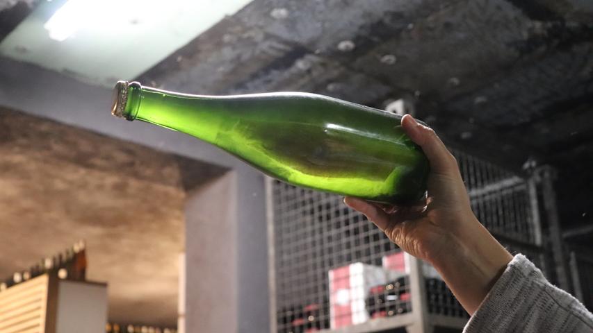 Die Hefe soll sich dann am unteren Teil der Flasche sammeln, damit sie leicht entfernt werden kann.