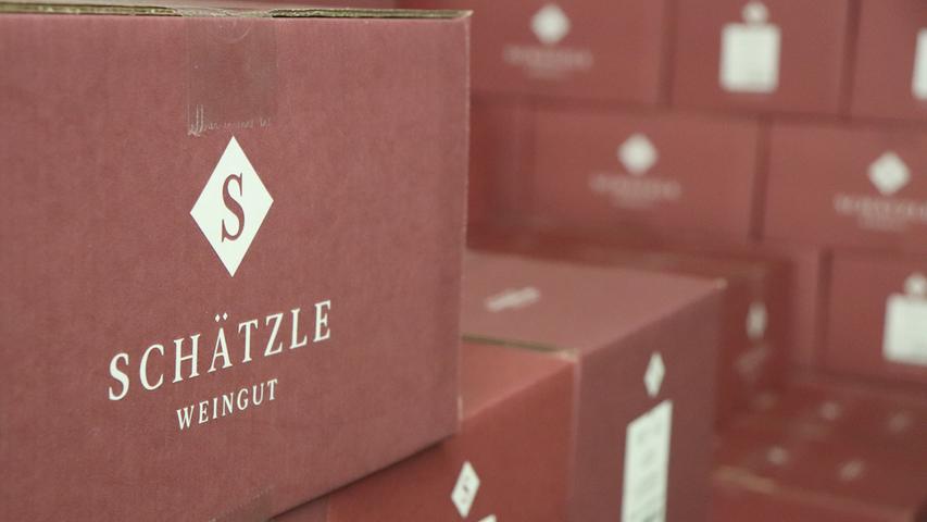 Haben sowohl Wein, als auch Sekt lange genug gewartet, werden sie abgefüllt und kommen in Kartons.