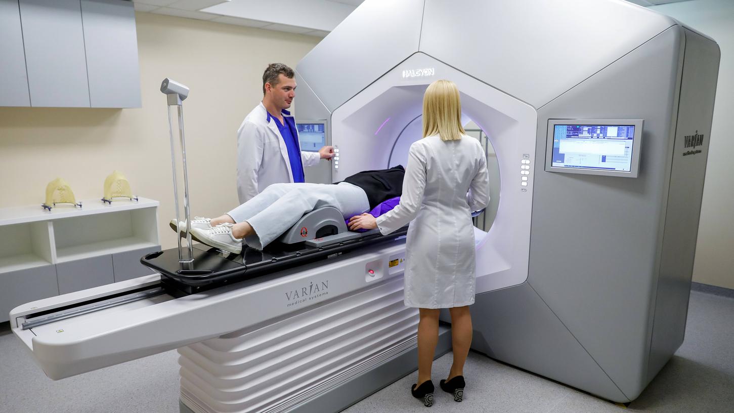 So sehen die von dem US-Marktführer in der Strahlentherapie, Varian, gefertigten Geräte aus. Hier bei einem Einsatz im Internationalen Krebszentrum in Moskau.