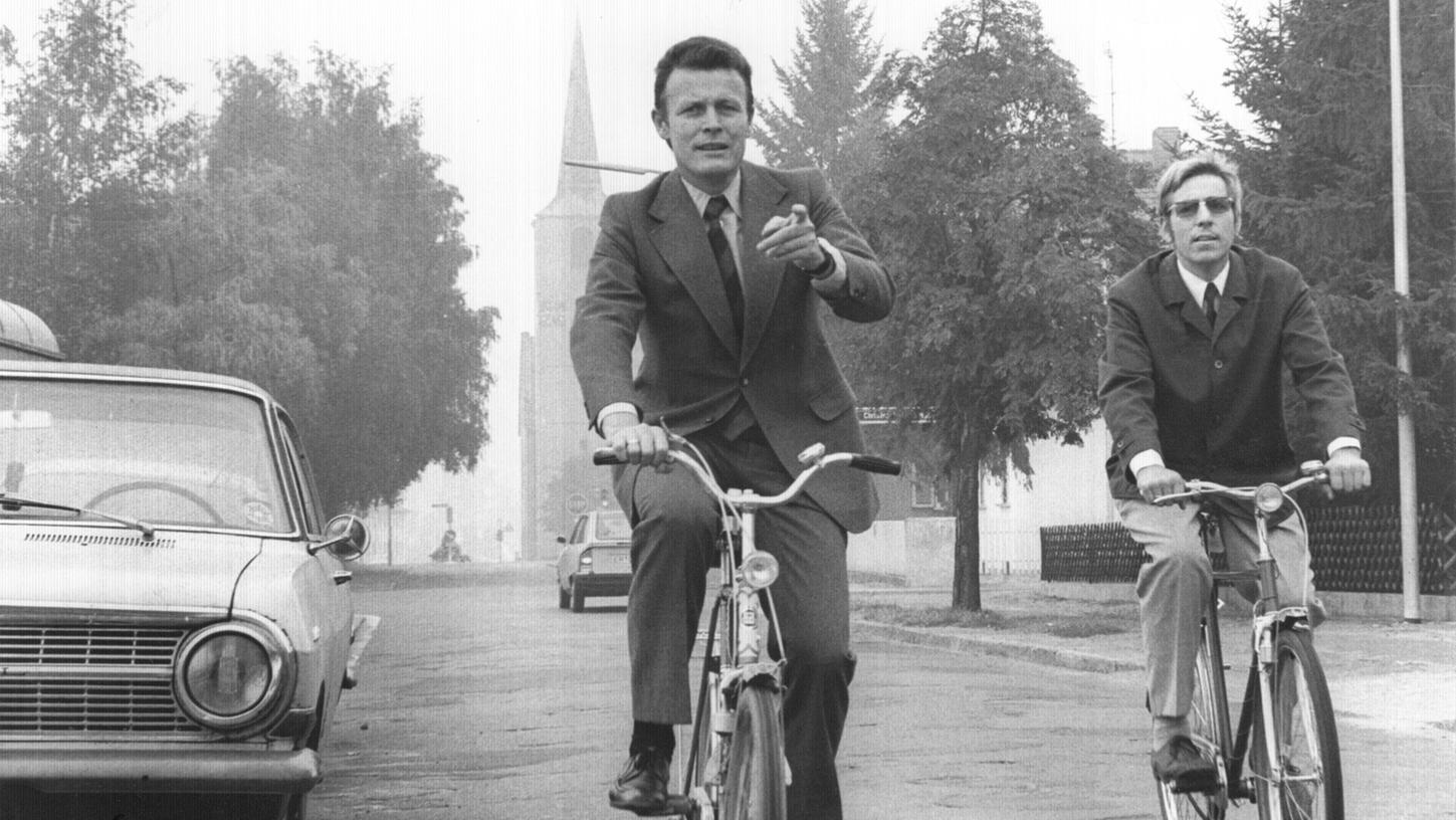 Nachdem Dietmar Hahlweg (links) 1972 zum Oberbürgermeister gewählt wurde, baute er Erlangen zur Fahrradstadt um (hier ist Hahlweg neben dem Planungsreferenten Walter Böhlk zu sehen).