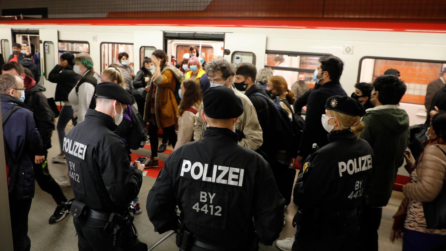 Wer trägt keinen Mund-Nase-Schutz? Die Polizei kontrolliert im Rahmen einer Schwerpunktaktion im U-Bahnhof des Nürnberger Hauptbahnhofs.