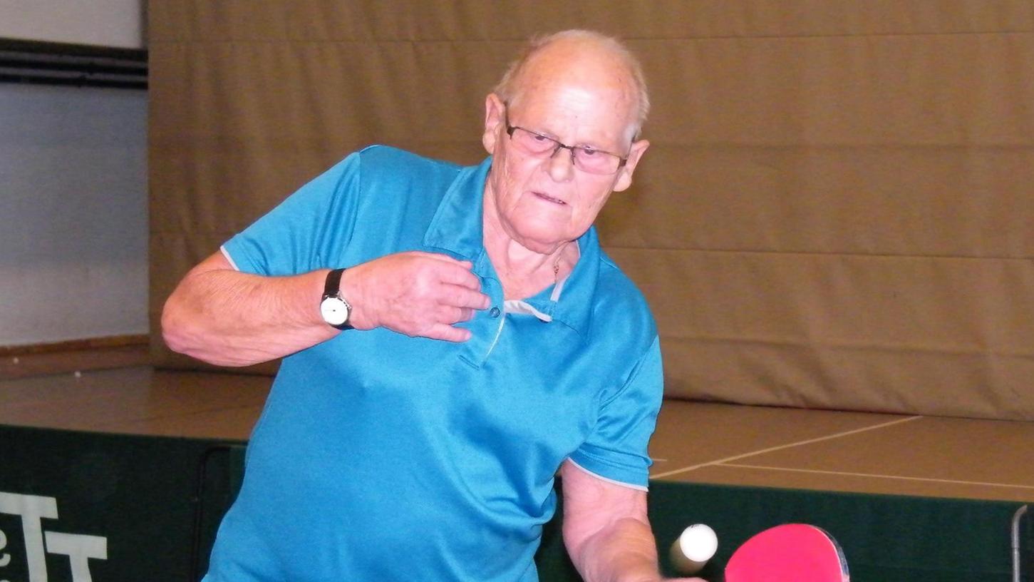 Tischtennis-Ikone mit 80 Jahren frech an der Platte