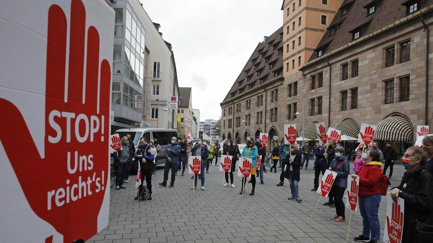 Sie haben genug: Auf dem Hallplatz in Nürnberg demonstrieren rund 80 Lehrer gegen die ihrer Meinung nach desaströsen Umstände an Schulen.