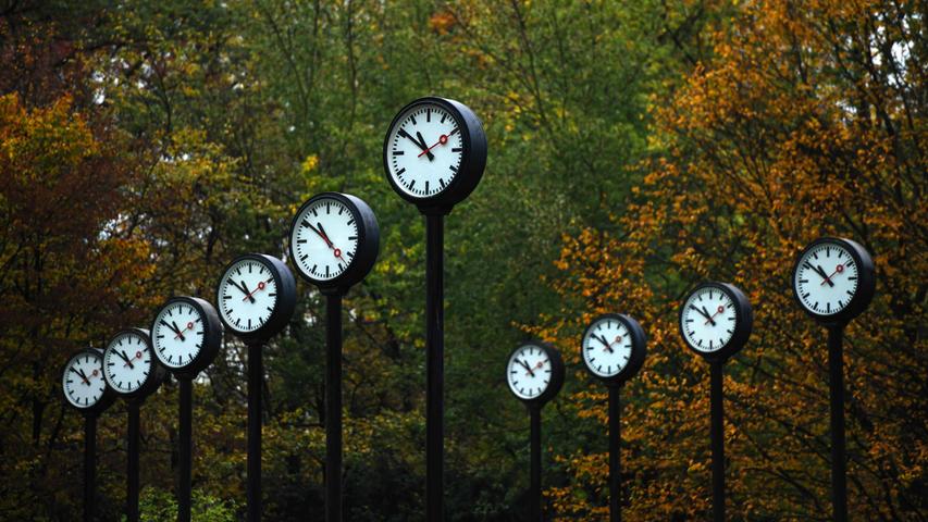 Das "Zeitfeld" des Künstlers Klaus Rinke in Düsseldorf: In der Nacht auf Sonntag werden die Uhren um eine Stunde zurückgestellt. Auf unbestimmte Zeit verschiebt sich die von der EU angepeilte Abschaffung des Umstellens.