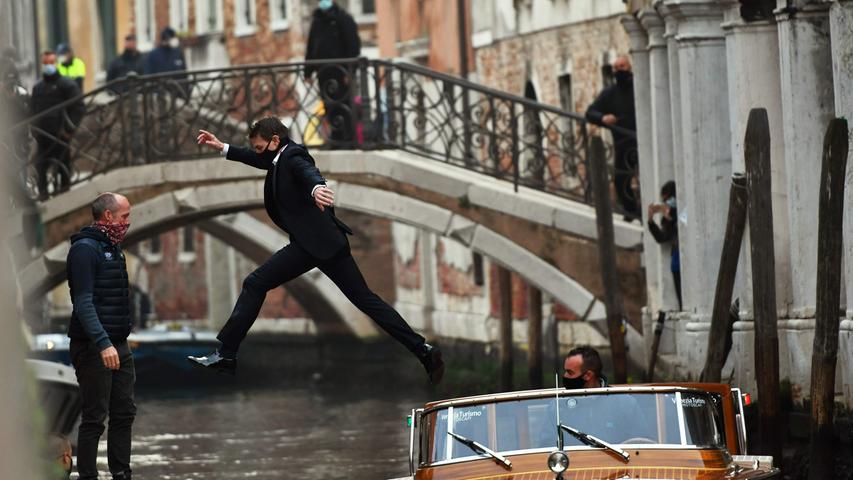 Tom Cruise mal wieder auf unmöglicher Mission: Bei Dreharbeiten zu "Mission Impossible: Lybra" springt der US-Schauspieler durch Venedig.