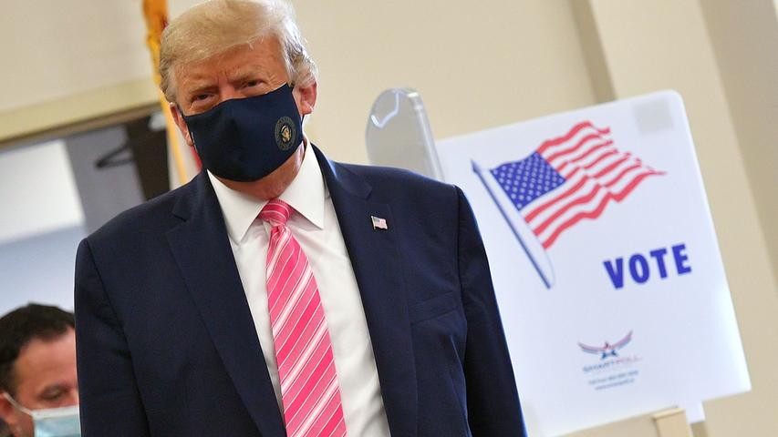 Lange hat Trump Maskenträger verspottet, inzwischen zeigt er sich selbst damit. So auch, als er schon am 24. Oktober seine Stimme abgibt für die Wahl am 3. November.