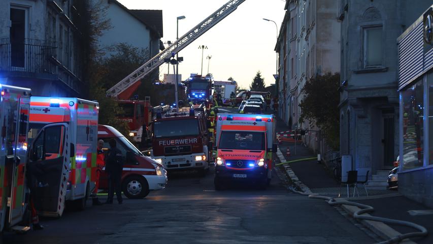 Dreijährige stirbt bei Feuer in Franken - Dachstuhl in Flammen