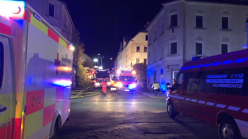 Dreijährige stirbt bei Feuer in Franken - Dachstuhl in Flammen