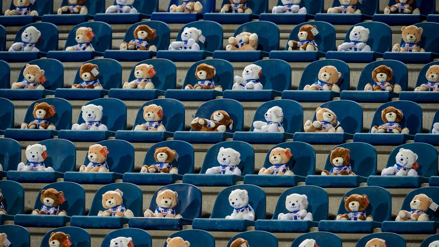 Keine Fans wegen der verschärften Coronamaßnahmen, aber auf der Tribüne sitzen 15.000 Teddybären mit einem Fußballtrikot.