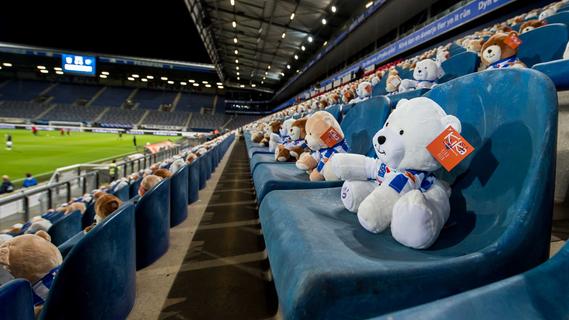 Statt Fußball-Fans: 15.000 Teddybären auf der Tribüne