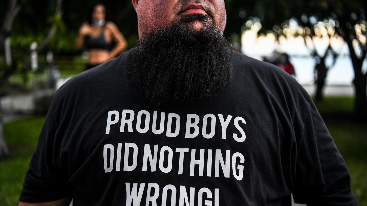 Die rechtsextremen "Proud Boys" unterstützen Donald Trump und scheuen vor Gewaltandrohungen nicht zurück.