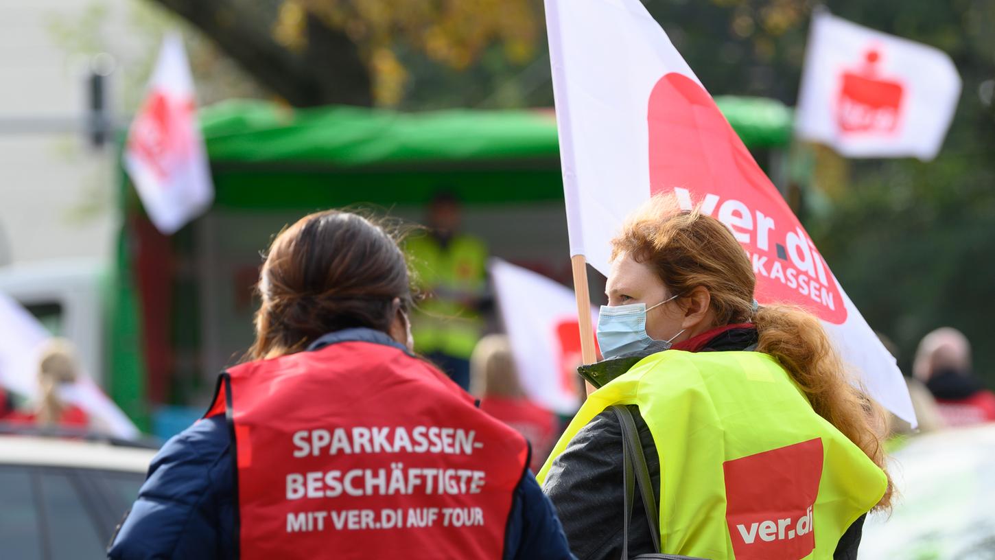 Einen Tag vor Beginn der dritten Verhandlungsrunde im Tarifstreit des öffentlichen Dienstes hielten Gewerkschaften und Beschäftigte den Druck auf die Arbeitgeber hoch.
Einen Tag vor Beginn der dritten Verhandlungsrunde im Tarifstreit des öffentlichen Dienstes hielten Gewerkschaften und Beschäftigte den Druck auf die Arbeitgeber hoch.