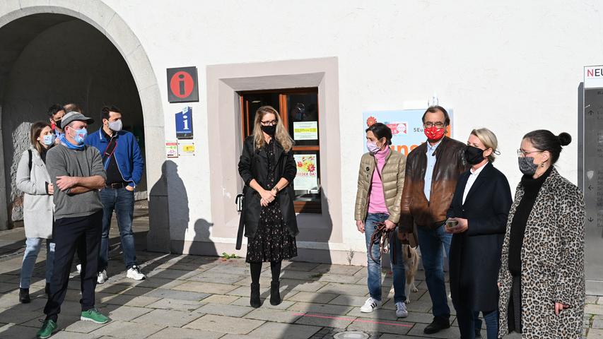 Es gibt Neues im ausgedienten Zigarettenautomaten am Neumarkter Rathaus: In die Schächte haben Künstler neue Ware im kleinen Format eingefüllt. Bei der Vernissage war der Andrang groß. Die Initiative stammt von Nicola Thumann und Melanie Köhler, beide Kunsterzieherinnen und Künstlerinnen.
