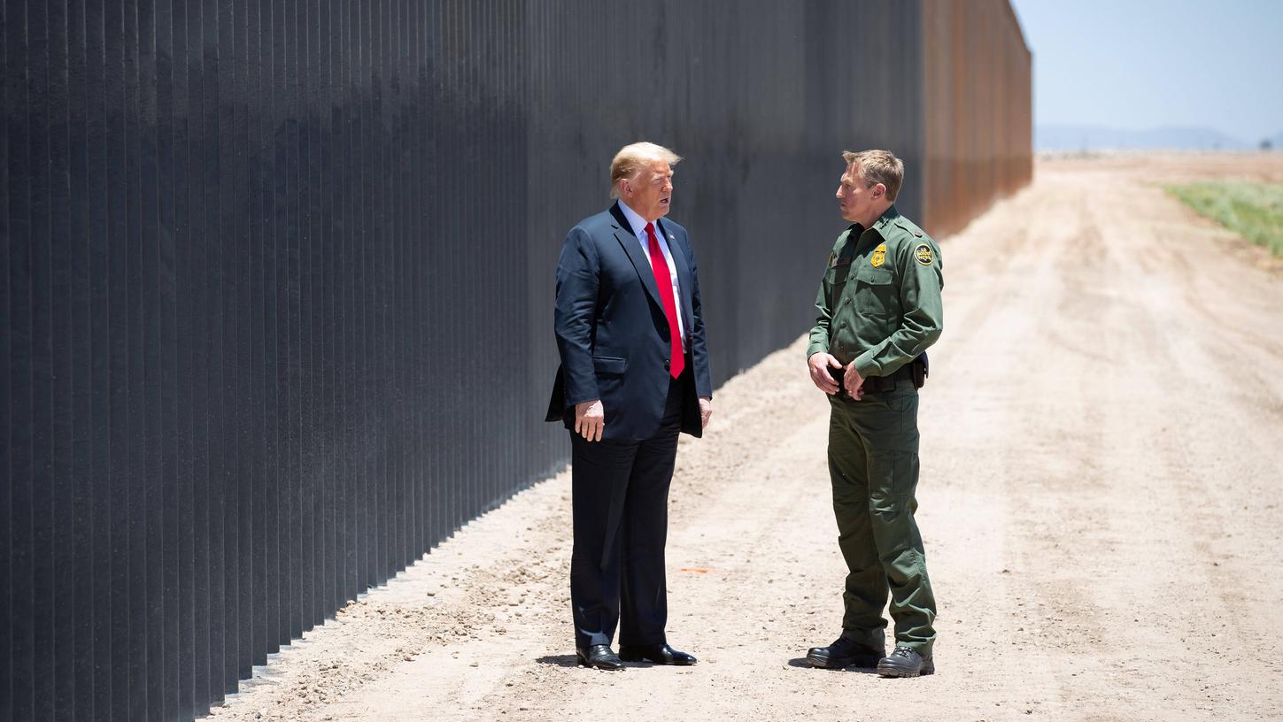Donald Trump (li.) nimmt in Arizona zusammen mit einem Grenzschützer sein Lieblingsprojekt in Augenschein: die Grenzmauer zu Mexiko. Sie ist bis heute bei weitem nicht fertiggestellt.  