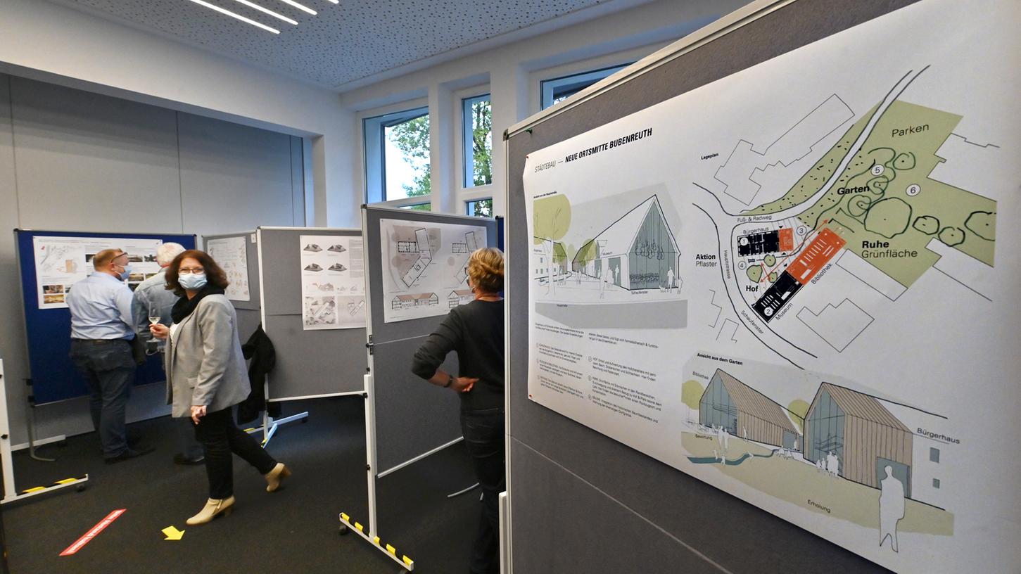 Die Ideen von fünf von einer Jury ausgewählten Planern für die Umgestaltung des Dreiseithofs Hauptstraße 7 zu einem dreigliedrigen soziokulturellen Zentrum sind nun in einer Ausstellung im Rathaus zu sehen. Die Ideen von fünf von einer Jury ausgewählten Planern für die Umgestaltung des Dreiseithofs Hauptstraße 7 zu einem dreigliedrigen soziokulturellen Zentrum sind nun in einer Ausstellung im Rathaus zu sehen.