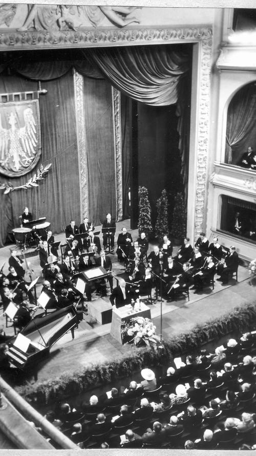 Die Nachkriegszeit war noch voller Entbehrungen, die Feierlichkeiten entsprechend bescheiden: 1950 wurde das 900-Jahr-Jubiläum der Stadt Nürnberg mit einer Festwoche im Opernhaus gefeiert.

 
