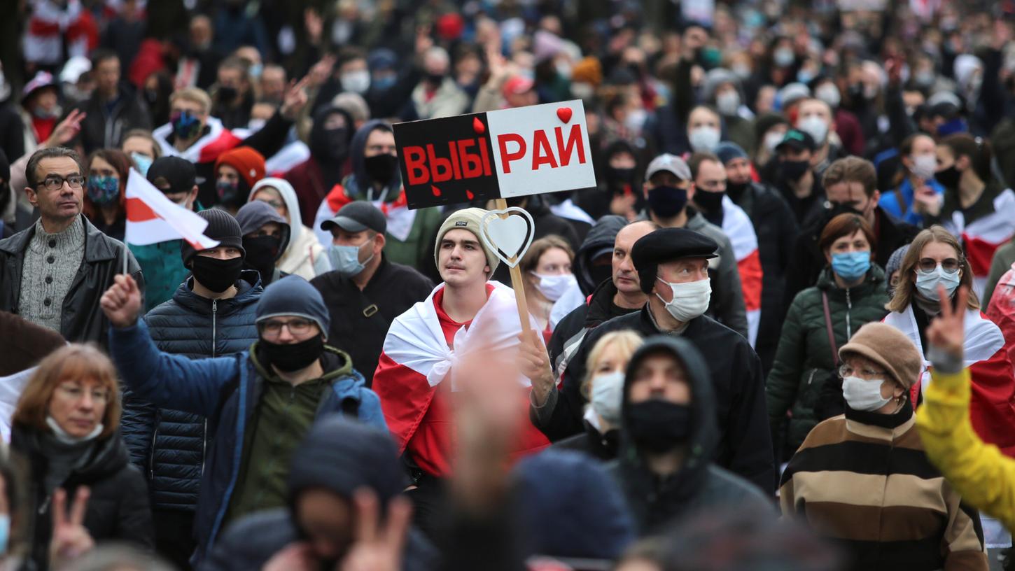 Mehr als 100.000 Menschen haben ungeachtet eines massiven Polizei- und Militäraufgebots den elften Sonntag in Folge in Belarus gegen Machthaber Lukaschenko protestiert. 