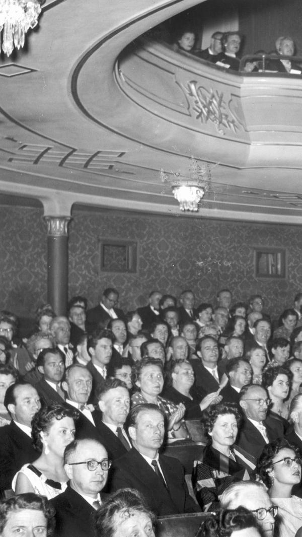 1955 wurde das 50-jährige Jubiläum des Operhauses gefeiert. Das Publikum schaut überwiegend dem Ernst des Ereignisses angemessen.