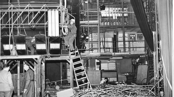 In den 1960er Jahren wurde das Opernhaus gründlich renoviert. So wurden auf der Bühne die Stromleitungen erneuert.