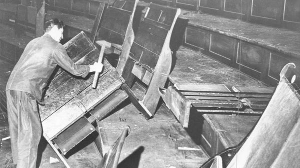 Bei der Renovierung in den 1960er Jahren sollte es auch das Publikum bequemer haben. Deshalb wurde die Bestuhlung erneuert.