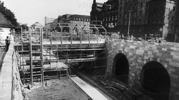 In den 1980er Jahren wurde das Opernhaus an die U-Bahn angeschlossen. Die Station "Opernhaus" wurde am 24. September 1988 eröffnet.