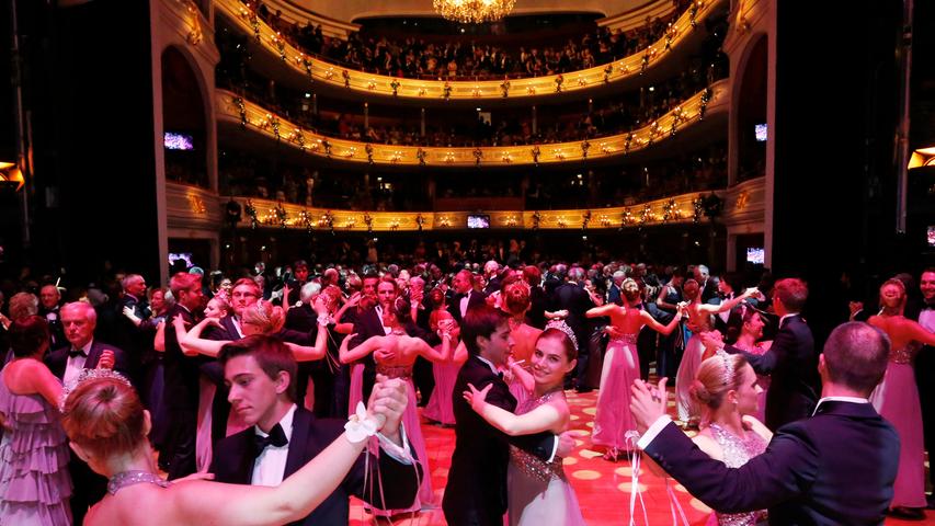 Seit dem Jahr 2001 findet  - nach den berühmten Wiener und Dresdner Vorbild - einmal jährlich der Nürnberger Opernball im Opernhaus statt: Man repräsentiert, man flaniert, tanzt und vergnügt sich.