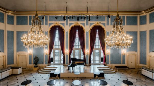 2005 wurden die Städtischen Bühnen Nürnberg in das Staatstheater Nürnberg umgewandelt. Im Zuge dessen wurde das Obere Foyer des Opernhauses in Gluck Saal umbenannt, inklusive einer Statue des aus dem oberpfälzischen Erasbach bei Berching stammenden Komponisten.