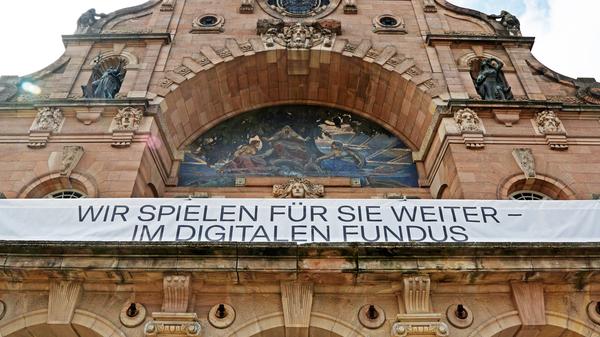 Es gab renovierungsbedingte Schließungen, doch seit dem Zweiten Weltkrieg keine aus anderen Gründen: Ein umso tieferer Einschnitt war die wegen der Coronapandemie von der bayerischen Regierung angeordnete Einstellung des Spielbetriebs im Staatstheater Nürnberg im März 2020. Seit Oktober 2020 spielte man dort wieder, doch die Ungewissheiten bleiben - Corona ist noch nicht besiegt und seit Anfang November 2020 sind die Pforte des Hauses wegen eines neuen Lockdowns wieder geschlossen.