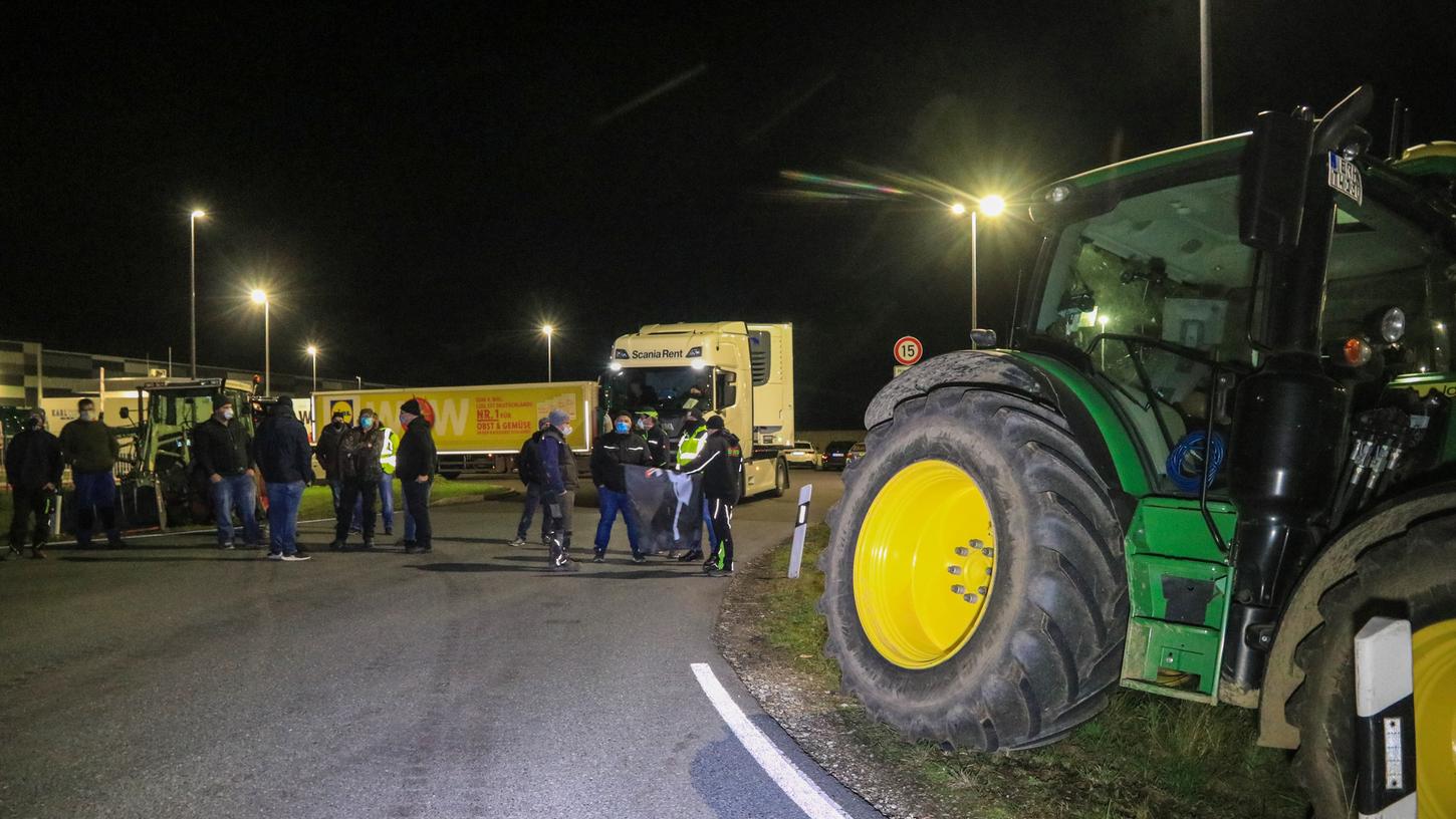 Ein Protest von rund 60 Landwirten hat für mehrere Stunden die Lieferkette unterbrochen. 
