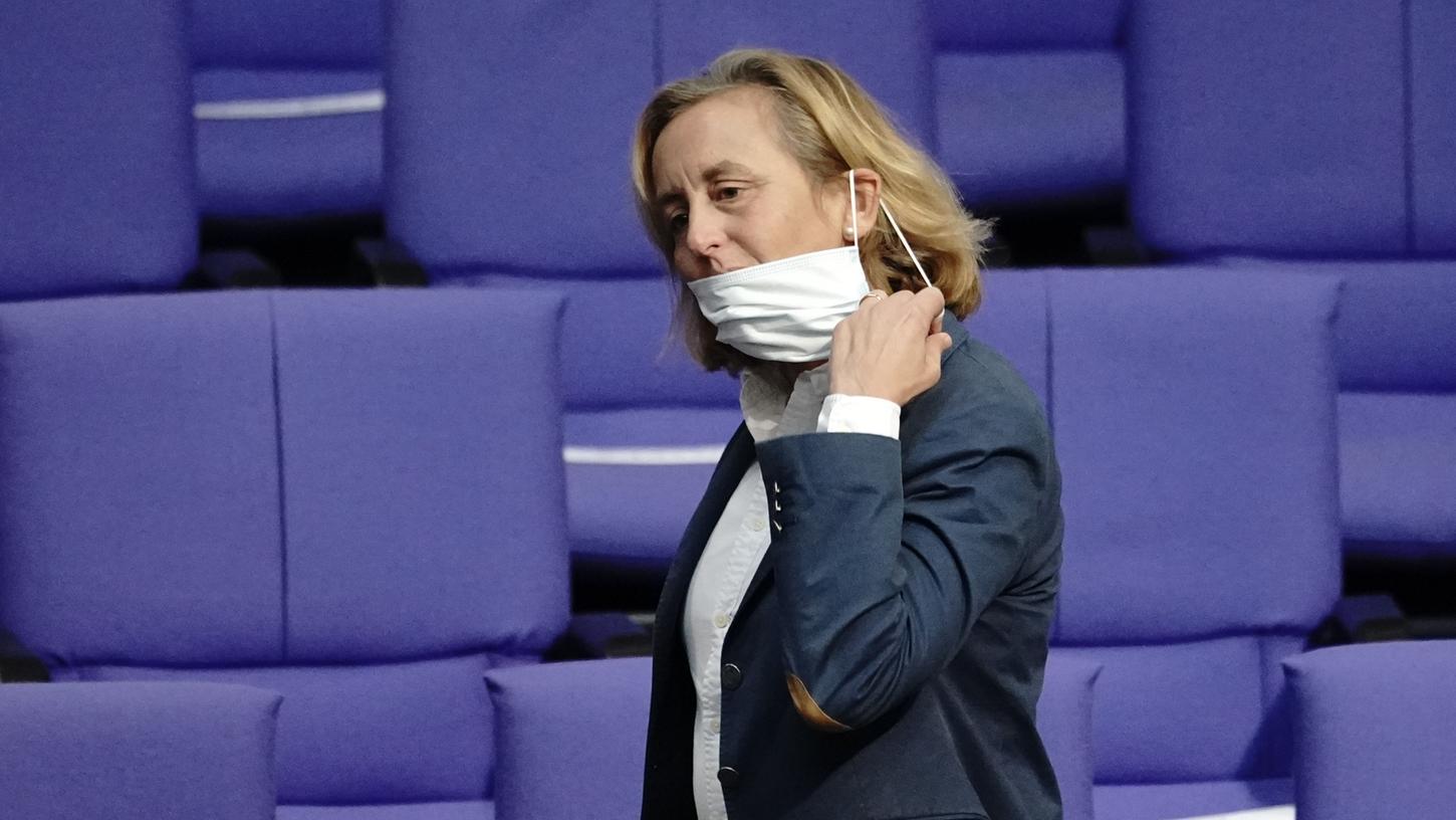 Beatrix von Storch, stellvertretende Bundessprecherin der AfD, nimmt vor der Befragung der Bundesregierung im Plenum im Bundestag die Maske ab. Das ist legitim. Viele ihrer Kollegen weigern sich jedoch, sie an die Maskenpflicht im Plenarsaal zu halten. 
