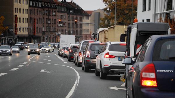 Die Pendlerpauschale steigt 2021: Ab dem 21. Kilometer können künftig 35 Cent pro Kilometer abgesetzt werden. Bisher sind es 30 Cent. Eine Garantie gegen Stau auf der Fahrt ist leider nicht enthalten.