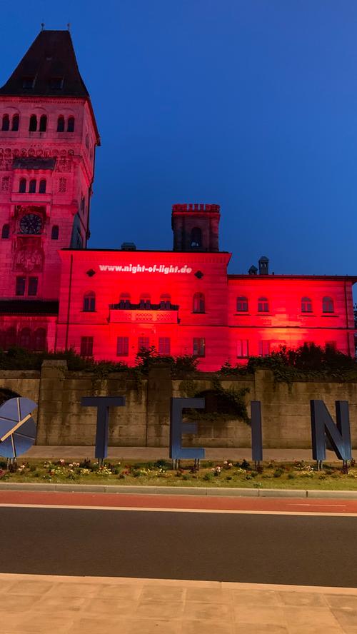 Das Steiner Schloss ist ein beliebtes Fotomotiv. Rot angestrahlt, wie hier während der Nigth oft Light, erzielt es eine besondere Wirkung
