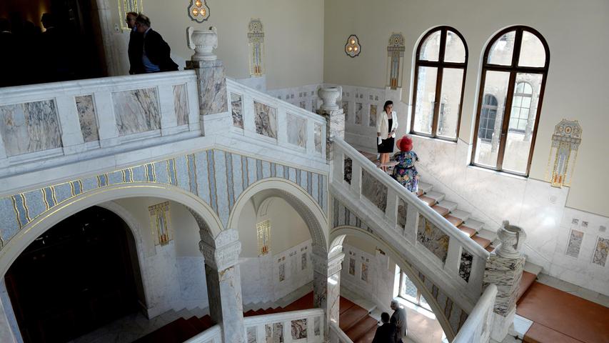 Sehenswert ist das Treppenhaus im Steiner Schloss, ganz im Jugendstil gehalten.