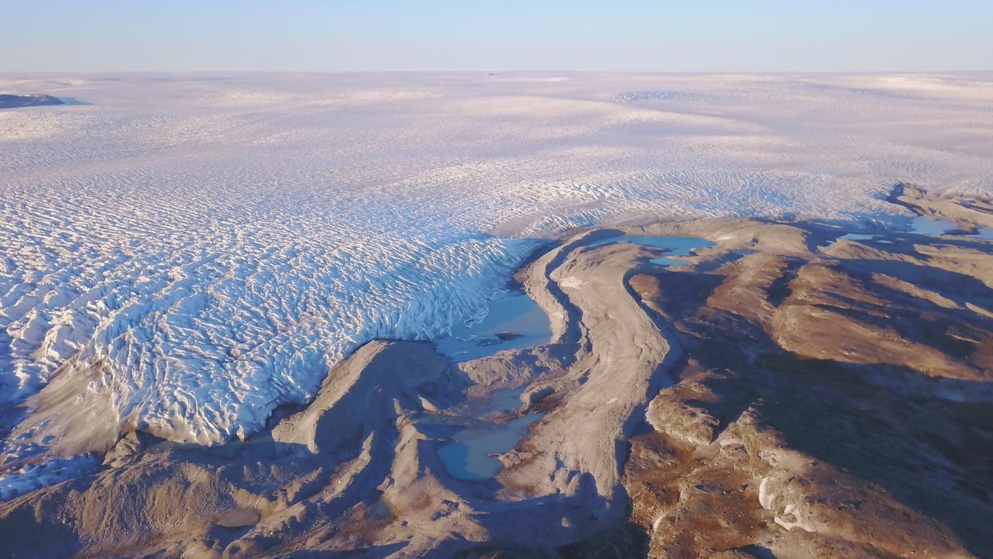 Der Rand des grönländischen Eisschildes endet nahe einer Felslandschaft. Das Eis in Grönland schmilzt immer schneller. 