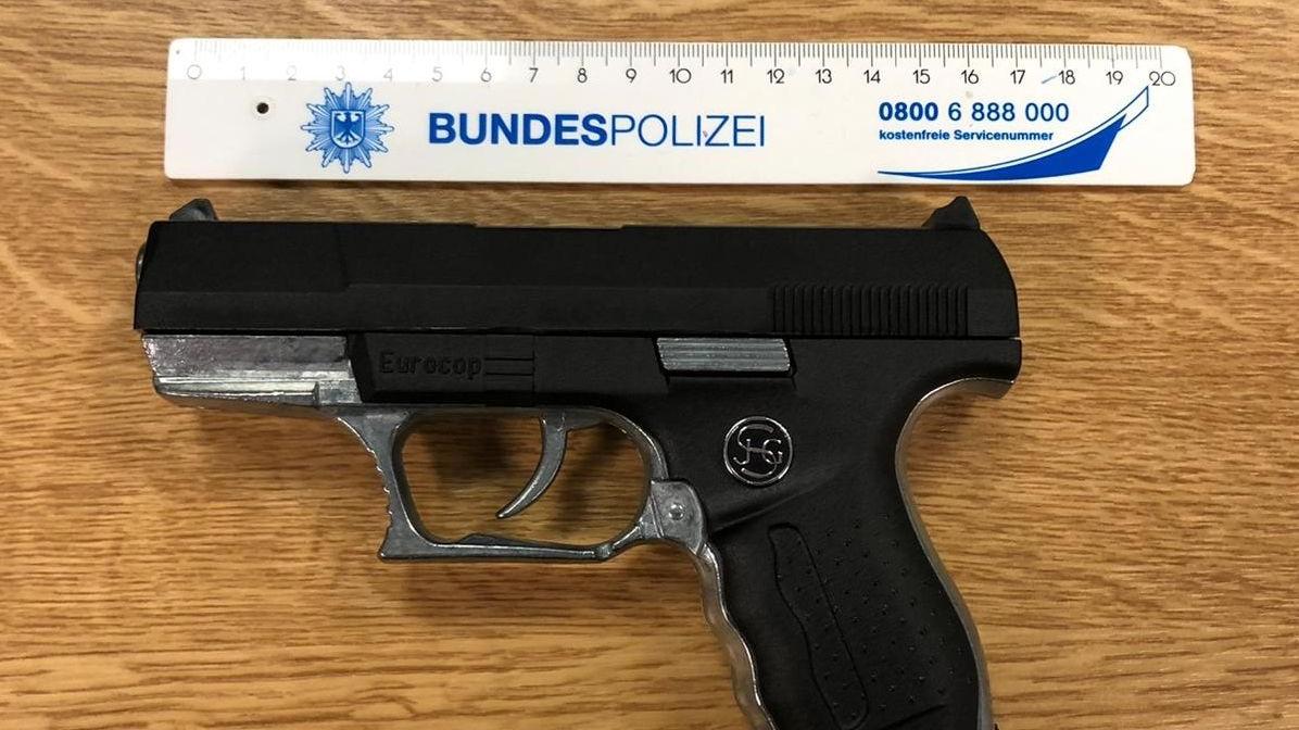 Die Schreckschusspistole, die einer echten Schusswaffe ähnelt, hatte der 15-jährige Täter griffbereit in seiner Jackentasche.                                             Foto: Bundespolizei