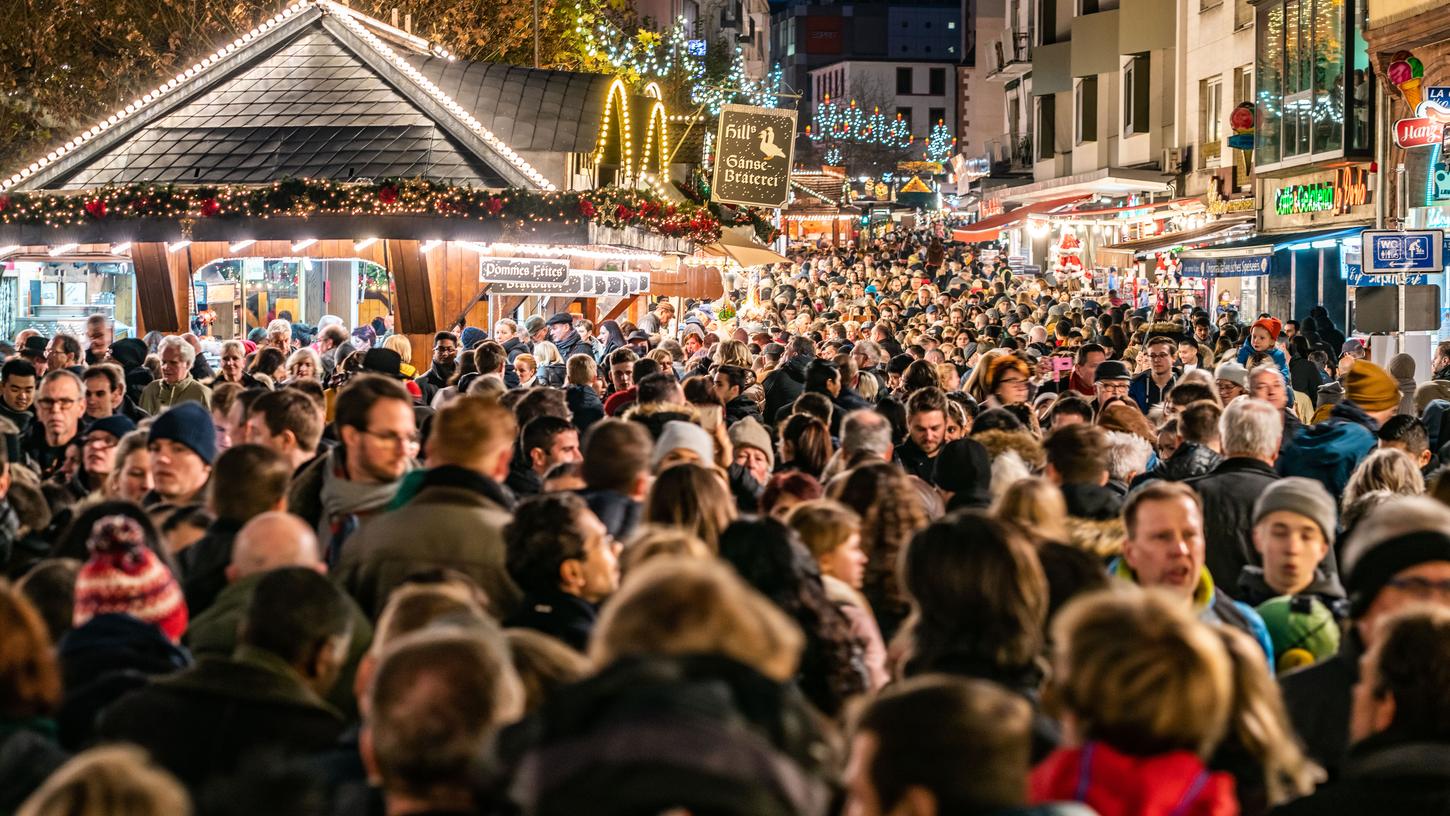 Menschenmassen wie hier auf dem Frankfurter Weihnachtsmarkt dürfte es wegen Corona in diesem Jahr nicht geben.