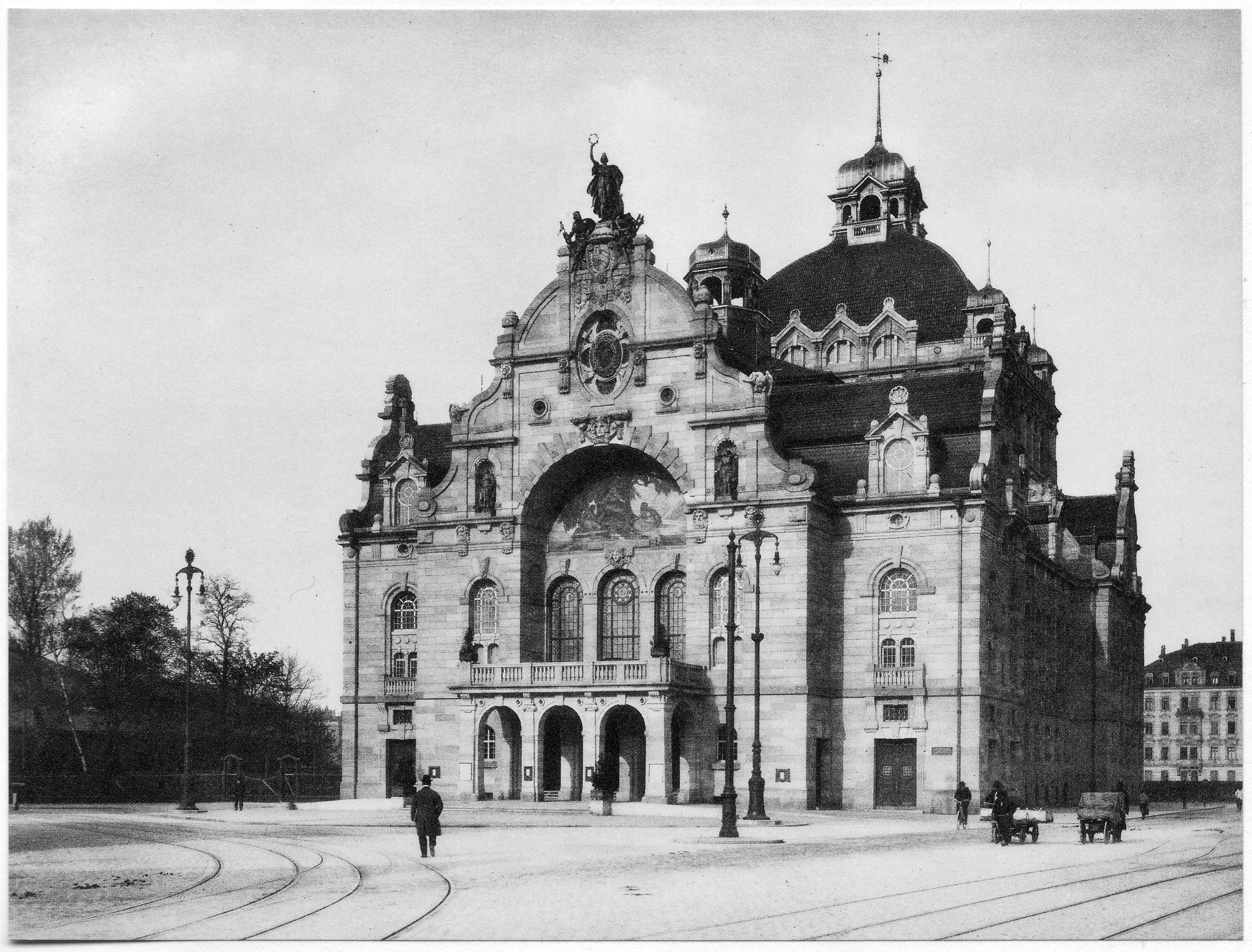 Das neue Nürnberger Opernhaus war ein beliebtes Motiv. Kurz vor dem Ausbruch des Ersten Weltkriegs hält sich der Verkehr vor dem Gebäude - zumindest auf diesem Foto - noch in Grenzen.