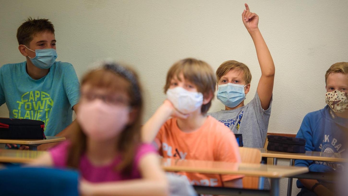Maske tragen und lüften - das soll in der Schule vor Viren schützen. Der Freistaat fördert nun Belüftungsanlagen und Sensoren für Kohlendioxid. 