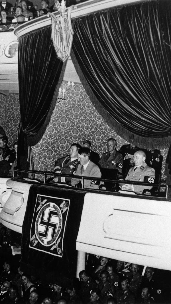 Schon zum Reichsparteitag des Jahres 1935 war der Umbau des Opernhauses abgeschlossen. Neu war auch die "Führerloge". Zur Eröffnung der zentralen Propagandaveranstaltung der NSDAP sitzt links neben Adolf Hitler der damalige Nürnberger Oberbürgermeister Willy Liebel. Rechts von Hitler sitzt der sogenannte "Frankenführer" Julius Streicher.