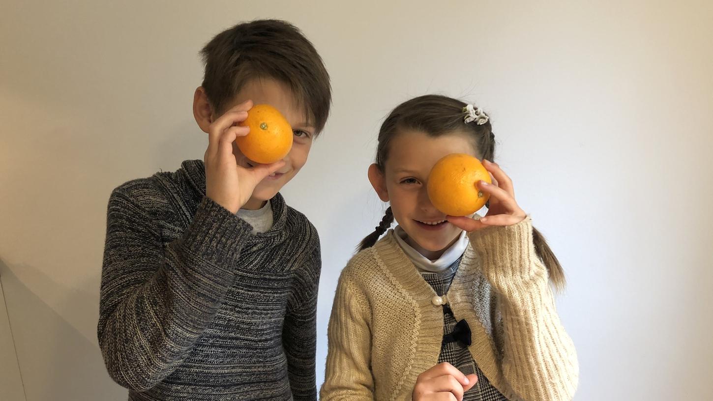 Richard und Emilia haben für die Kinderzeitung "nanu!?" zwei leckere Früchtepunsch-Rezepte ausprobiert.