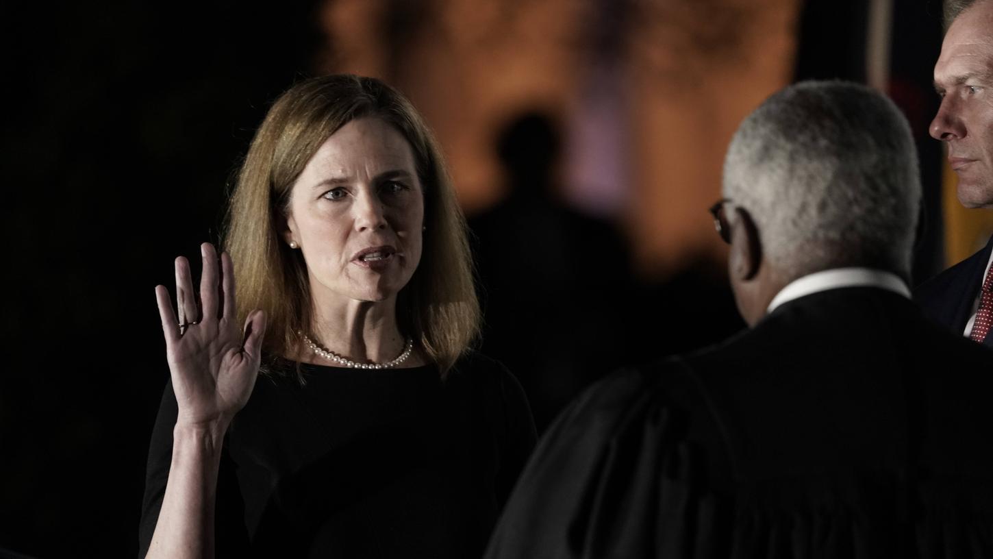 Die konservative Verfassungsrichterin  Amy Coney Barrett wird im Weißen Haus vereidigt. 