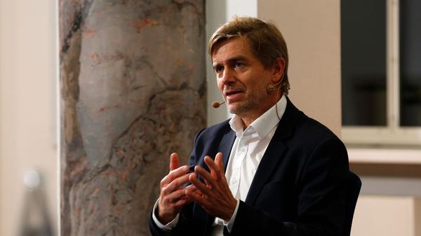 Holger Felten, Leiter der Akademie der Bildenden Künste Nürnberg: Ich bin schon sehr enttäuscht. Ich hatte das Gefühl, Nürnberg wird's. Die Bewerbung war jedenfalls sehr gut. Nationalsozialismus bzw. Rechtsextremismus steht ja auch in Chemnitz auf der Tagesordnung, es ging also um eine ähnliche Thematik. Und Chemnitz hat es verdient, Gratulation! Allerdings hätte Nürnberg dieser Titel wahnsinnig gut getan. Wenn man ins Finale kommt, dann will man auch gewinnen. Es gab eine sehr gute Stimmung während der Bewerbung, so viel Respekt und Miteinander. Ich hoffe, es geht so weiter.