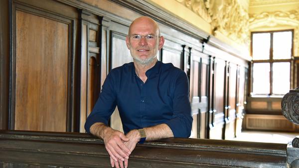 Thomas Eser, Leiter der städtischen Museen Nürnberg: Die Enttäuschung sitzt überraschend tief, ich dachte, ich könnte das professioneller nehmen. Wenn wir uns in Nürnberg überhaupt etwas vorzuwerfen haben, dann vielleicht die am Schluss allzu große Siegesgewissheit. Auch ich war überzeugt, dass wir gewinnen, aber das zeigt im Grunde ja auch nur, mit welcher Inbrunst hier alle zugange waren. Unsere Bewerbung war professionell und sie so zu machen, war garantiert richtig. Alle Städte hatten unterschiedliche Profile, die Jury stand vor einer Grundsatzentscheidung – und hat Chemnitz gewählt.